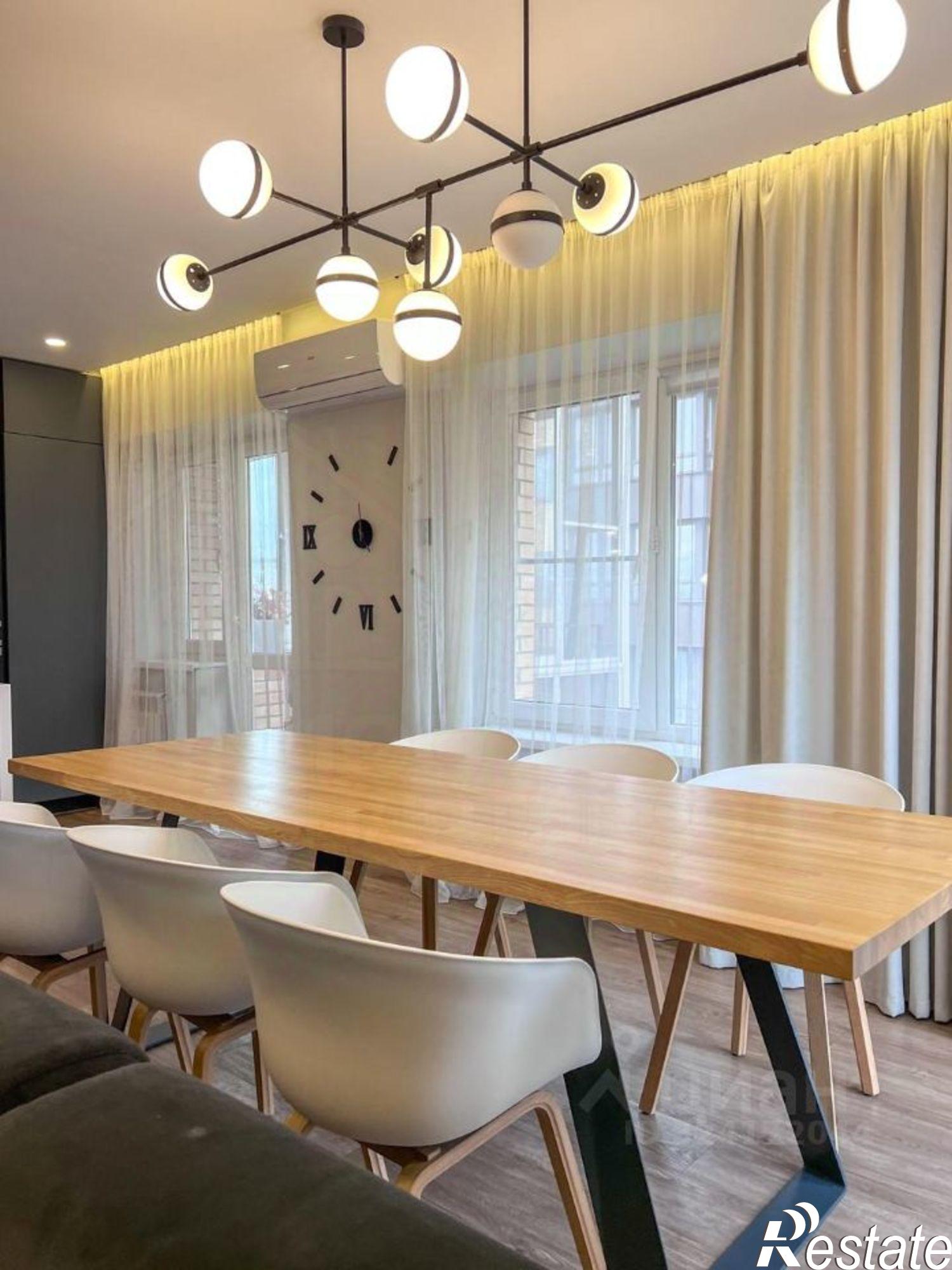 Сдать квартиру за 180 000 рублей на ул Сурикова, 10