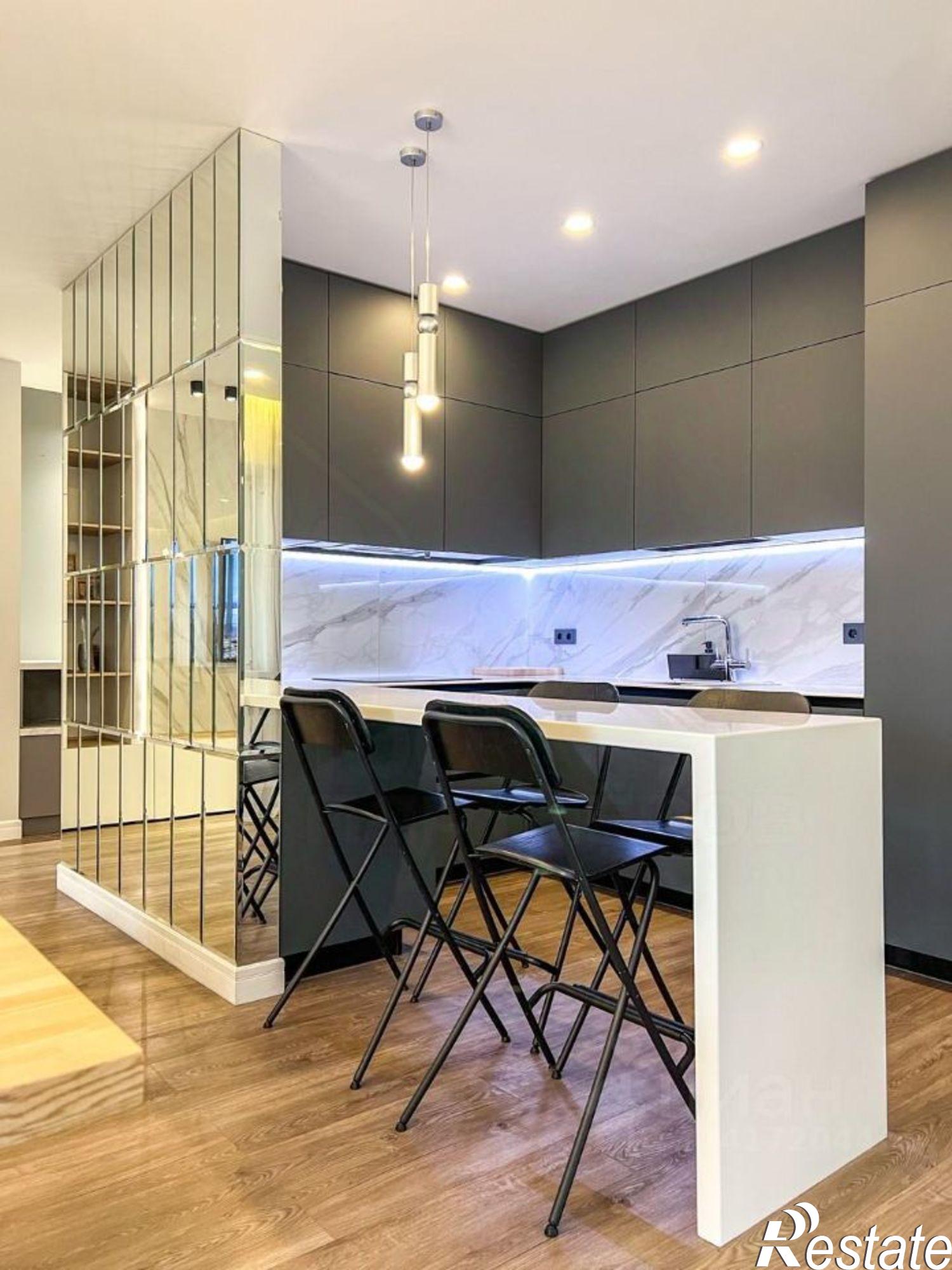 Сдать квартиру за 180 000 рублей на ул Сурикова, 10