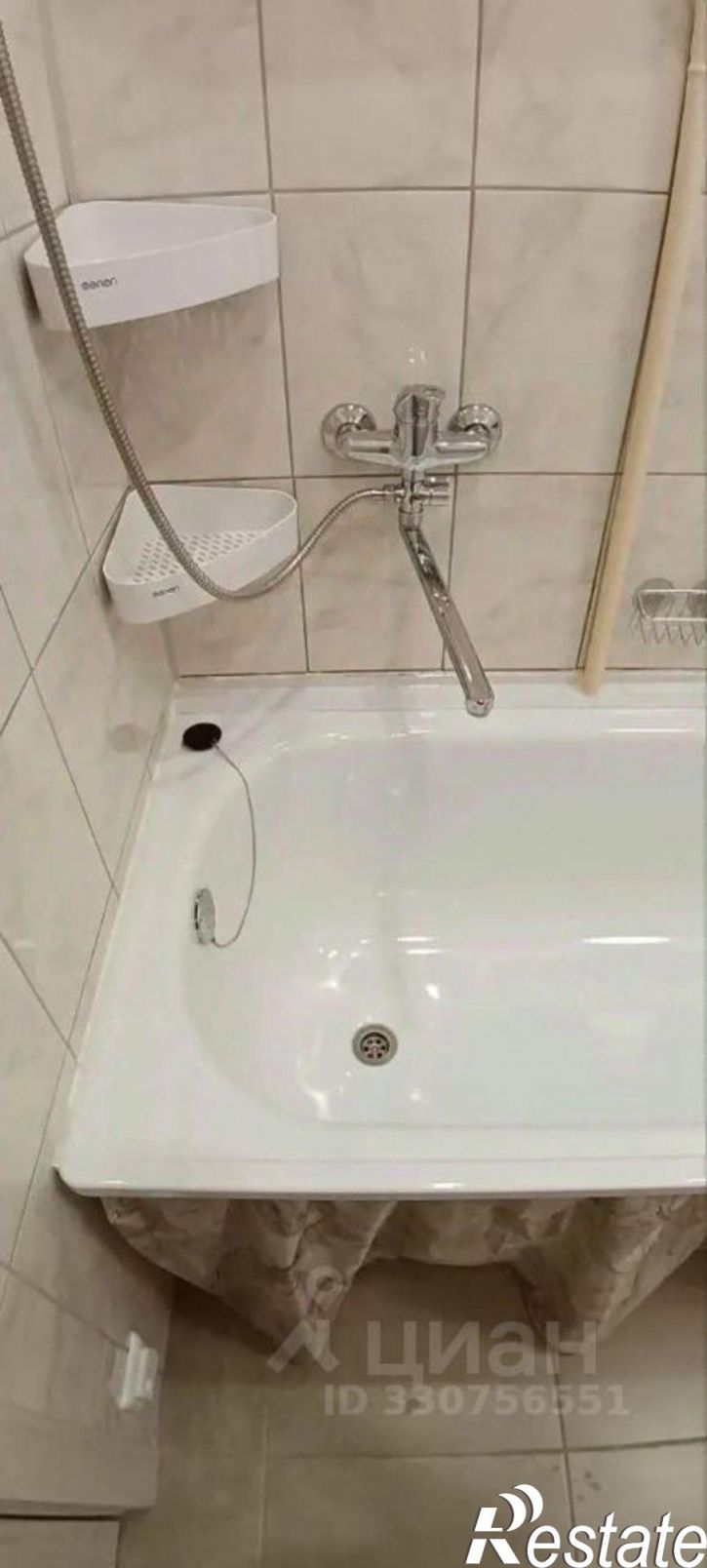 3-комн квартира улица Иосифа Уткина, 13А,  д. 13А